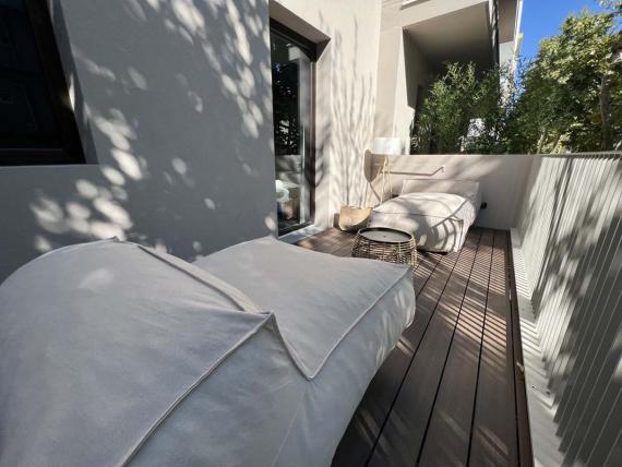 Balcone con lettini e tavolino presso Evangelisti Palace Suite & Apartaments