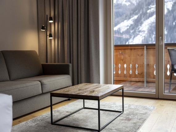 Zona soggiorno moderna con divano nel Das Unterrain Lifestyle Hotel