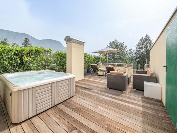 Terrasse mit Whirlpool und Sitzbereich im Hotel Mignon Meran Park & Spa