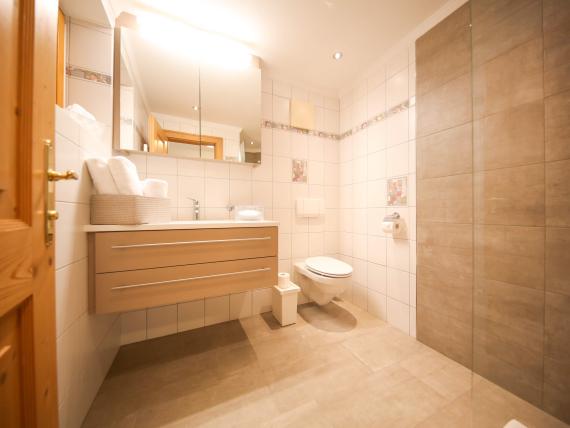 Modernes Badezimmer im Hochfeldhof mit Toilette und Waschtisch