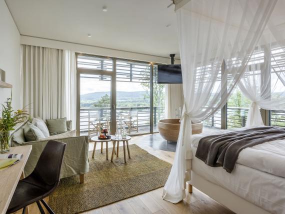 Helles, gemütliches Zimmer im Seezeitlodge Hotel & Spa mit Seeblick