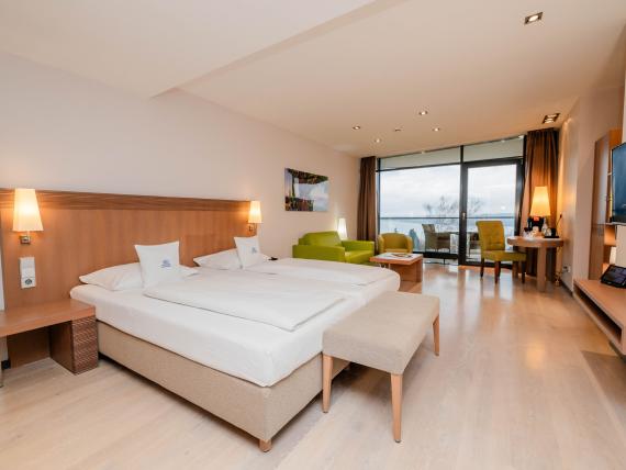 Modernes Gästezimmer im Parkhotel St. Leonhard Überlingen mit Doppelbett und Balkon