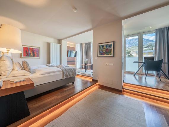 Modernes Hotelzimmer mit Holzboden im Hotel Mignon Meran Park & Spa