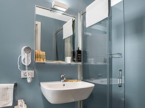 Bagno moderno con doccia all'Hotel Regina Caserta