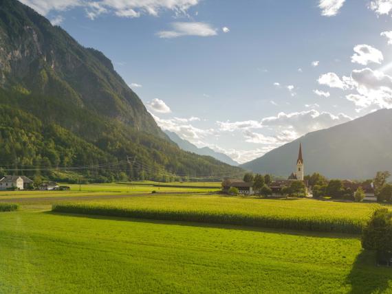 Der Dolomitenhof ***S idyllisch im grünen Tal mit Bergblick und Kirche