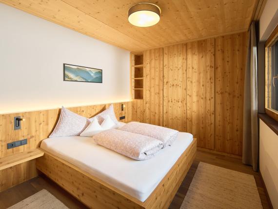 Helles Schlafzimmer mit Holzmöbeln im Hochfeldhof