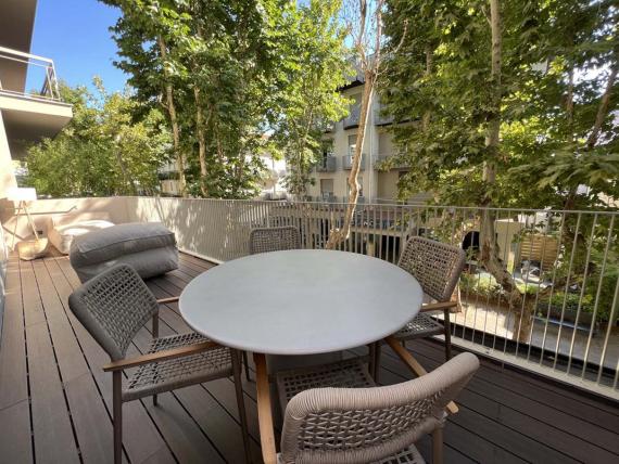 Balcone con tavolo e sedie presso Evangelisti Palace Suite & Apartments