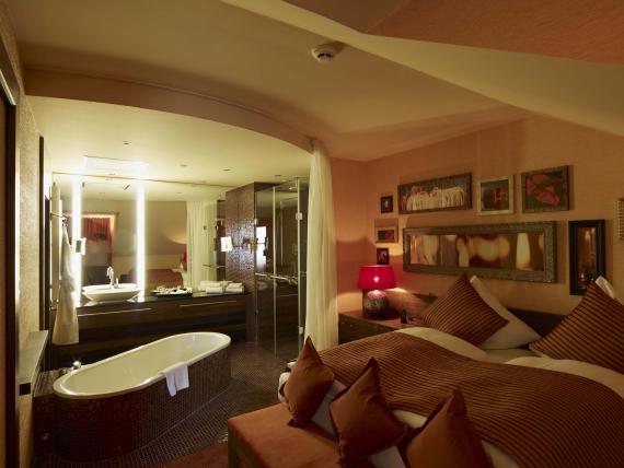 Gemütliches Zimmer mit Badewanne im Land & Golf Hotel Stromberg