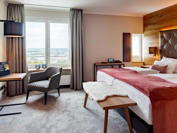 Gemütliches Hotelzimmer im Burghotel Staufeneck mit Doppelbett und Fensterblick