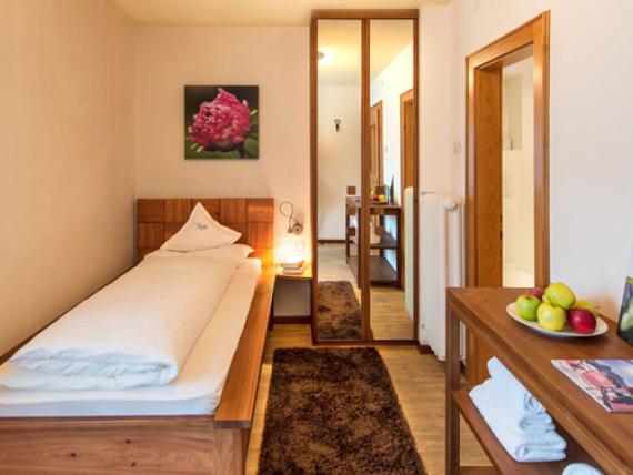 Kleines Einbettzimmer im Parc Hotel Florian mit Holzdesign und Spiegel