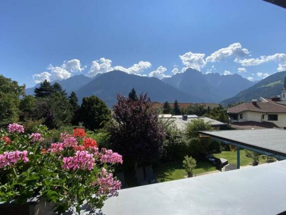 Blick auf Berge und Garten mit Blumen vom Hotel Moarhof Balkon