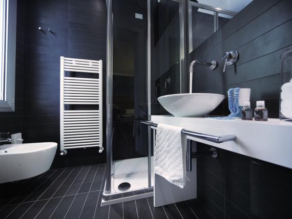 Bagno moderno al Q Hotel con lavabo e doccia