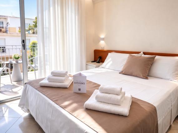 Camera luminosa con letto matrimoniale e balcone al Regal Hotel Rimini