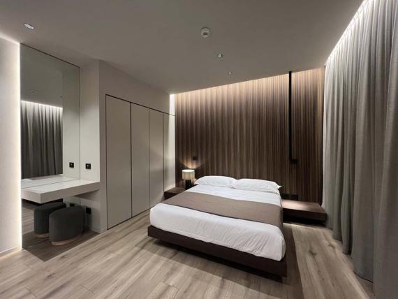 Camera da letto moderna in Evangelisti Palace Suite & Apartments con parete in legno