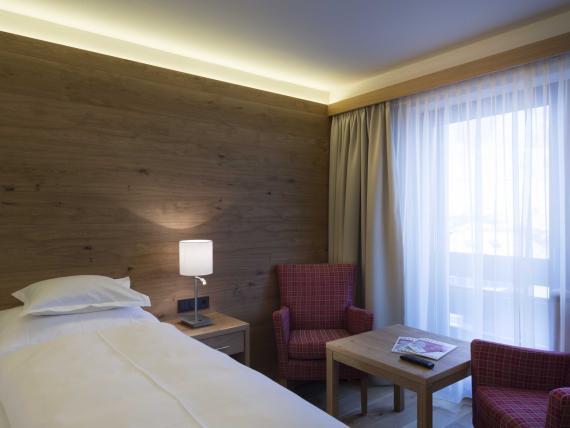 Grundriss eines Zimmers im Hotel Panorama mit Bad, Bett und Sitzbereich