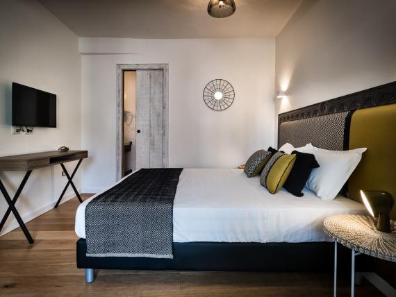 Camera del Teku Boutique Hotel con letto matrimoniale, TV e scrivania