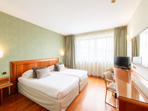 Camera con due letti singoli e arredi moderni al Montresor Hotel Palace Verona