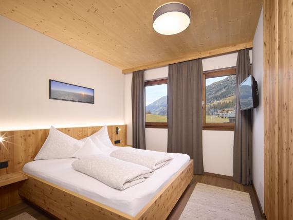 Gemütliches Schlafzimmer mit Holzdecke und Bergblick im Hochfeldhof