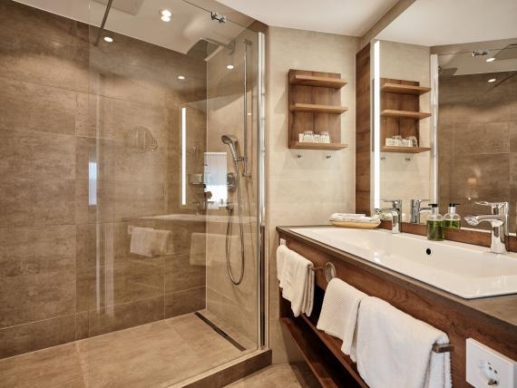 Modernes Badezimmer mit Dusche und Waschbecken im Hotel Reppert