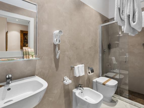 Bagno moderno all'Hotel Regina Caserta con doccia, lavabo e bidet