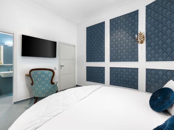 Camera d'hotel moderna con decorazioni blu all'Hotel Regina Caserta