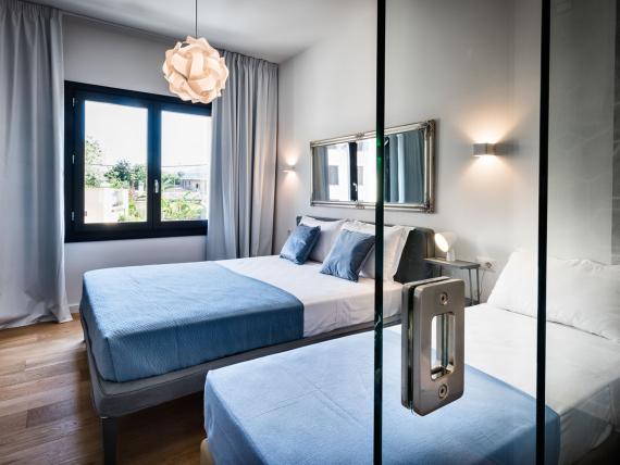 Camera del Teku Boutique Hotel con letto, bagno a vista, TV e scrivania