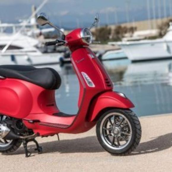 VERLEIH VESPA PRIMAVERA 125 ODER GTS 300