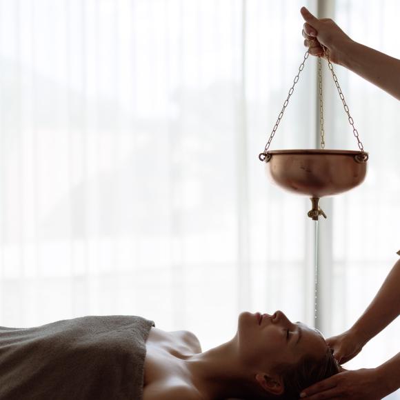 AYURVEDA ABHYANGA, SHIRODHARA & DAMPFBAD