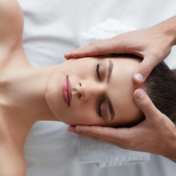 MASSAGE RELAXANT POUR LA TÊTE, LA NUQUE ET LES ÉPAULES