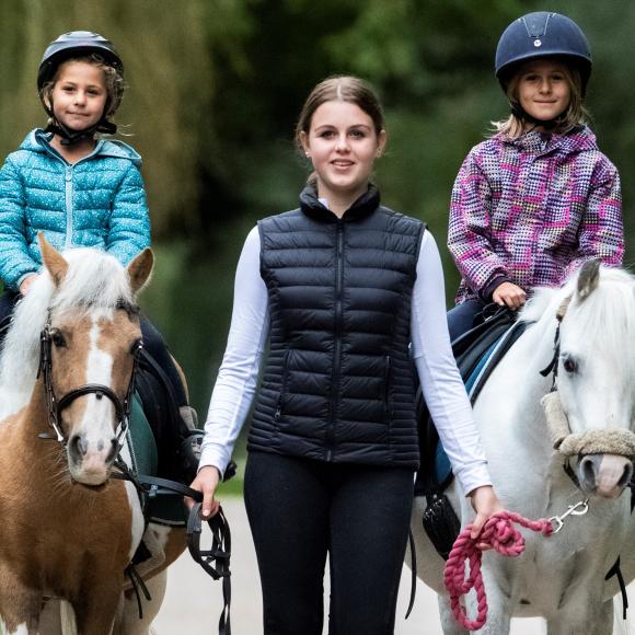 GEFÜHRTE PONYRUNDE (KINDER) - GEFÜHRTE PFERDERUNDE (ERWACHSENE)