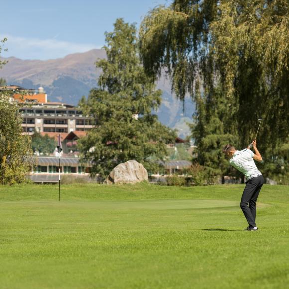 PLATZRUNDE MIT DEM GOLF-PRO