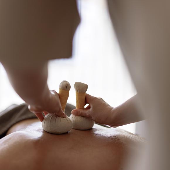KRÄUTERSTEMPELMASSAGE