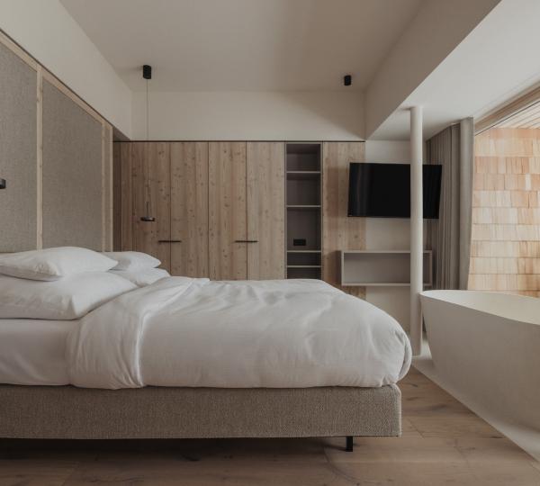 Hotel suite with views to the garden