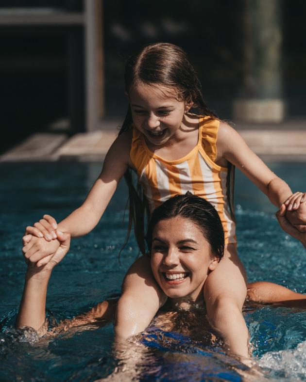 Familie im Schwimmbad, Eibl-Brunner