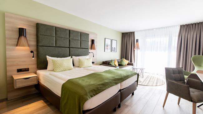 Modernes Doppelzimmer im Pfalzblick Wald Spa Resort mit grünem Dekor und natürlichem Licht