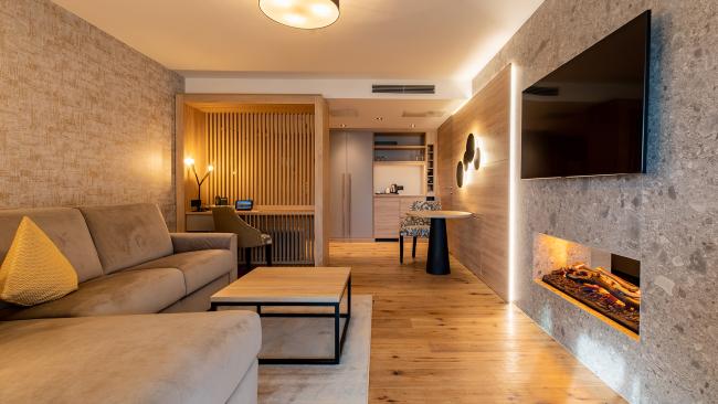 Moderne Suite im Pfalzblick Wald Spa Resort mit Kamin und gemütlicher Sitzecke