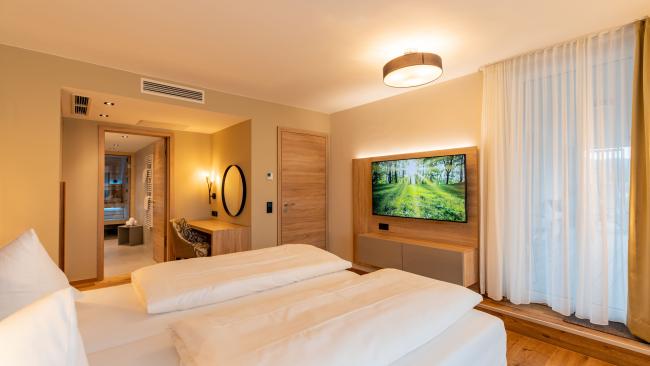 Modernes Hotelzimmer im Pfalzblick Wald Spa Resort mit Wald-TV-Blick