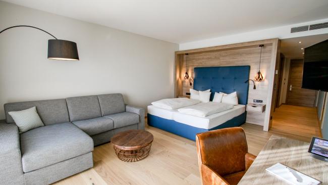 Modernes Hotelzimmer im Pfalzblick Wald Spa Resort mit Bett und Sofa