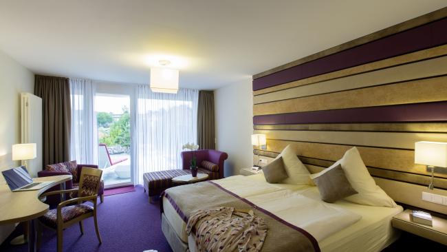 Gemütliches Hotelzimmer im Pfalzblick Wald Spa Resort mit Balkon