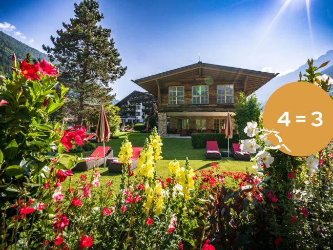 Paar entspannt in den Bergen mit Blick vom Hotel Jagdhof Pfurtscheller