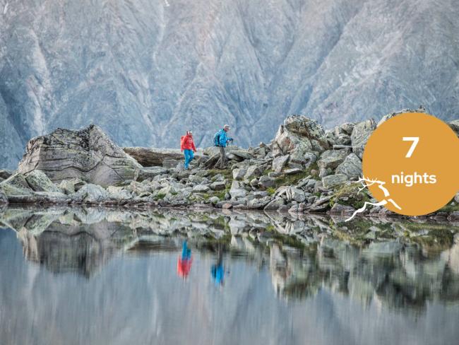 Zwei Wanderer vor Wasserfall in der Nähe von Hotel Jagdhof Pfurtscheller