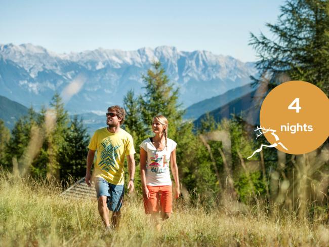 Zwei Wanderer vor Wasserfall in der Nähe von Hotel Jagdhof Pfurtscheller
