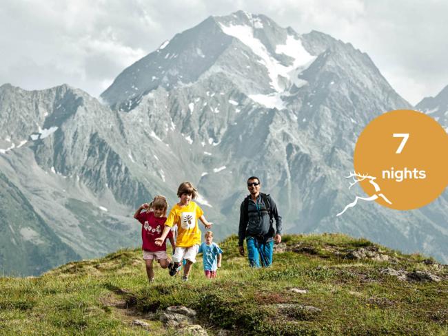 Familienwanderung im Wald nahe Hotel Jagdhof Pfurtscheller mit Baumhäusern