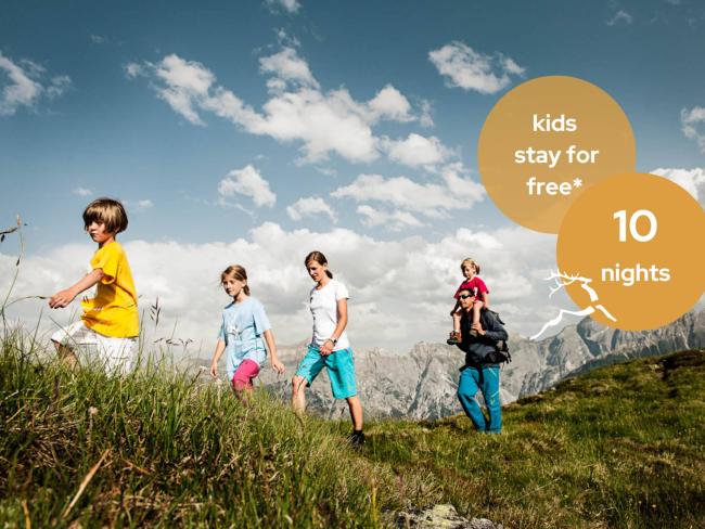 Drei Gäste sitzen vor einer Hütte im Hotel Jagdhof Pfurtscheller Alpenblick