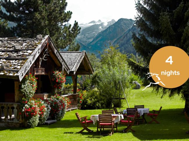 Rote Hängematte im Garten vom Hotel Jagdhof Pfurtscheller bei Sonnenschein