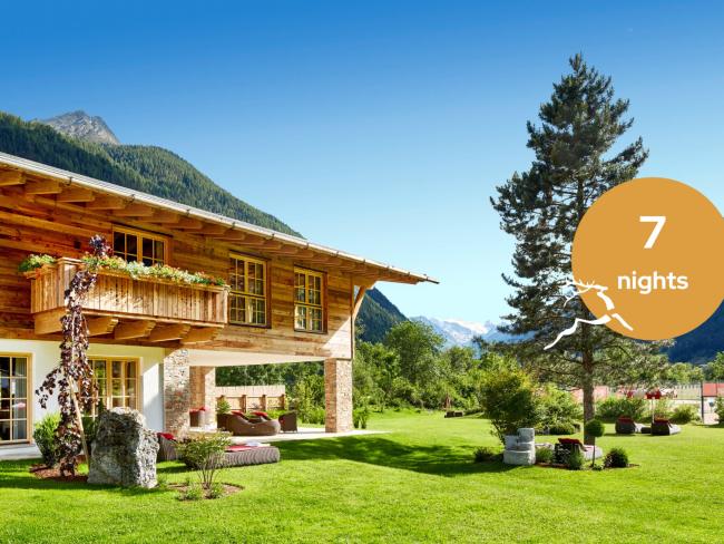 Rote Hängematte im Garten vom Hotel Jagdhof Pfurtscheller bei Sonnenschein