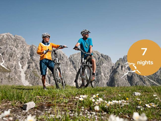 Fahrradfahren auf grünem Gras nahe Hotel Jagdhof Pfurtscheller