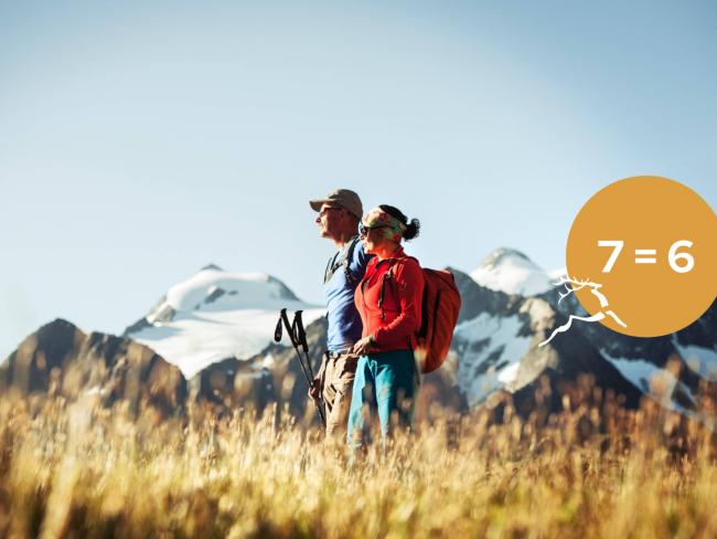 Paar entspannt in den Bergen mit Blick vom Hotel Jagdhof Pfurtscheller