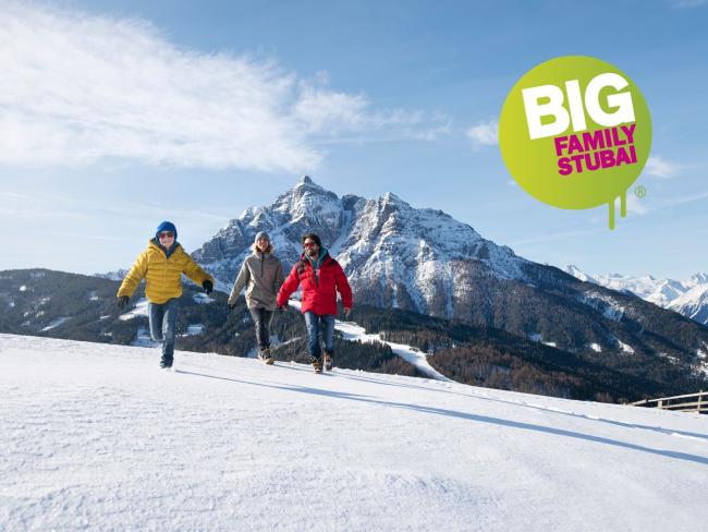 Familienwanderung im Wald nahe Hotel Jagdhof Pfurtscheller mit Baumhäusern