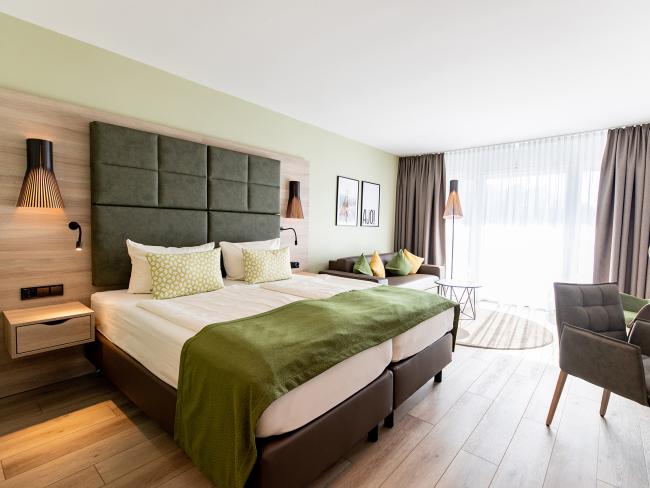 Modernes Doppelzimmer im Pfalzblick Wald Spa Resort mit grünem Dekor und natürlichem Licht
